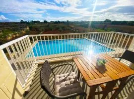 Cliff's Edge Luxury Apartment With Large Pool & Stunning Views