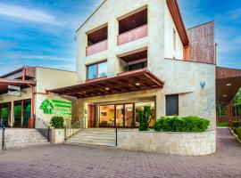 Erdőspuszta Club Hotel Fenyves, hotel in Debrecen