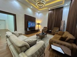 Luxury 3-Bedroom Smart Home with Pool & Gym, hotel a Galadima