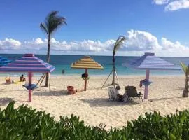 Elegant Condo in Coral Beach on the Beach