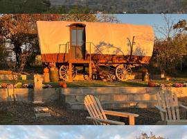 Sunrise Hills Country, camping de luxo em Vălenii de Munte