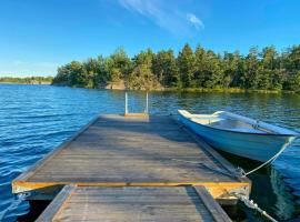 Archipelago Cottage With Private Pier In Tjust, hotel v destinaci Loftahammar