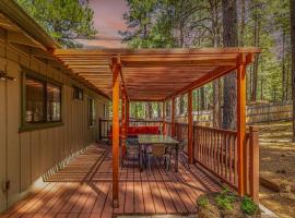 Cozy Cabin Retreat in the Pines – Minutes from Downtown Flagstaff, hotel i Flagstaff