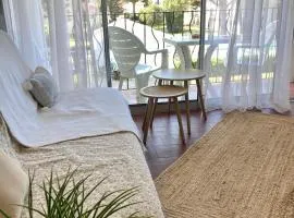 Idyllique ! Terrasse vue jardin et montagne, parking, local à vélos, à 2 pas de la plage et piscine de mai à septembre !