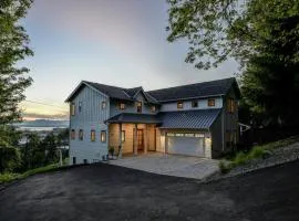 Luxury Seattle Retreat with Views and Bonus Suite