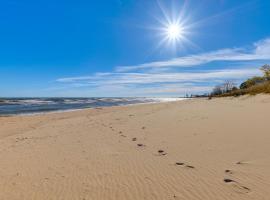 Steps to Beach - Two Rivers Lakeview Cottage, hotel v destinaci Two Rivers