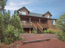 Ontario Ave Remodeled Log Cabin on 1 Acre Gateway to Grand Canyon Amazing Views, hotel in Williams