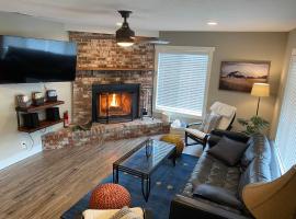 Mountain view, 5-bedroom home with sauna, hotel in Oakridge