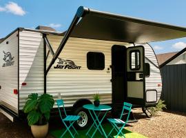 Cozy RV in Winter Park with Pool Hot tub Private Patio Fire pit, Hotel in Orlando