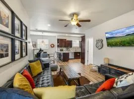 Mountain Peaks Getaway 4BR4BA Pet-Friendly Central AC Near Downtown Trails