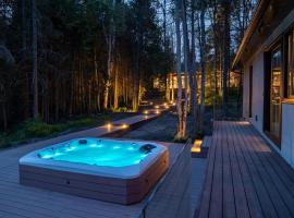 Luxury 8BR Lakefront Cottage, Hot tub, Sauna, Gym, hotel i Burks Falls