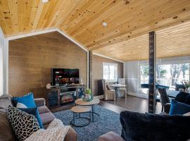 Rustic Lakefront Cottage with Fire Pit & Scenic Views, hotel in Brechin