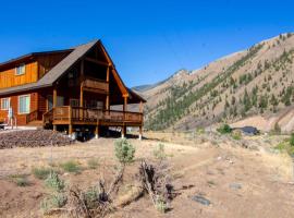 Stunning Salmon Riverfront Cabin, Hotel in Salmon