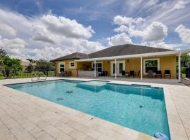 Outdoor Kitchen and Patio Loxahatchee Oasis!, hotel in Royal Palm Beach