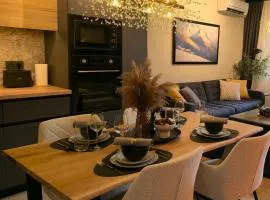 LUXURY Designer Apt I Meters to Gondola Lift I Sleeps 6 I Pool & Parking I