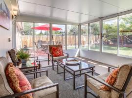 Suburban Home 9 Mi to Dtwn Denver: Outdoor Oasis!, hotel i Aurora