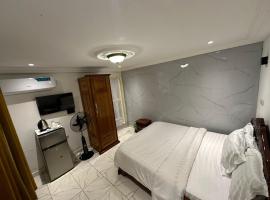 Luxury Villa AC Ensuite Room 6, pension in Limbe