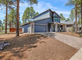 Newly Built Exquisite Luxury Home Perfect Location Central AC Fire-Pit and so much more, hotel in Flagstaff