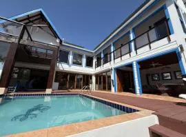 Casa Corazón - Spacious 6 Bedroom Beachfront Villa with Pool & Pier