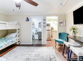 Families Welcome! Retreat with Pool in Spring Hill, hótel í Spring Hill