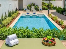 Beautiful 2BR2BA Palm Beach Condo w/ Pool & Gym