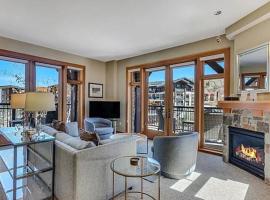 Bright Alpine Corner Condo with Ski Access, ξενοδοχείο σε Snowmass Village