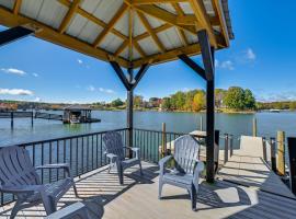 Spacious Lake Norman Retreat with Boat Ramp!, hotel v destinaci Sherrills Ford