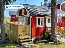 4 person holiday home in HUDDINGE-By Traum, hotel em Huddinge