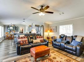 Quiet Country Living! Retreat Near Dtwn Waxahachie โรงแรมในMidlothian