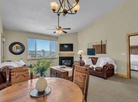 Penthouse Retreat Steps from the Gondola, hotel in Park West Ski Area Heliport