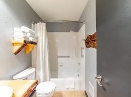 Tranquil & Woodsy 2/2 Retreat – Jacuzzi, W/D, BBQ!