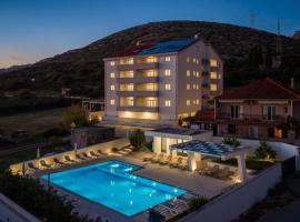 Apartments Top Hill, готель у Трогірі