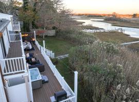 Waterfront Escape HotTub, Pets OK, Pool Table, hotel u gradu Denis