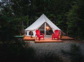 Spacious Bell Tent with Private Deck & Forest Access near Carson, Washington, ξενοδοχείο σε Carson