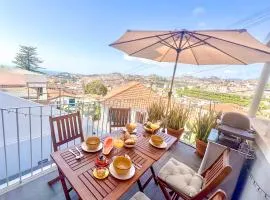 The Luzia House - 4BR Villa - AC, large kitchen, living room, free parking, gardens, terraces, sun exposure all day - Coliving