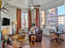 Historic Courthouse View- Chic Suite on Riverwalk