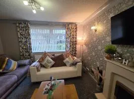Charming 2 Bed Modern Guest House with Free Parking up to 3 cars