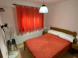 Mar de Ana, Frente al mar, interno a una cuadra del centro