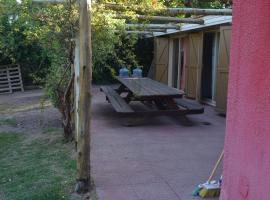 Casa rústica en zona de bodegas amplio jardín pileta fogón y churrasqueara, hotel in Lujan de Cuyo