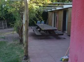 Casa rústica en zona de bodegas amplio jardín pileta fogón y churrasqueara