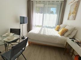 SUNNY Studio 2 steps from metro, place to stay in Boulogne-Billancourt