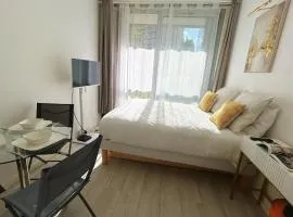 SUNNY Studio 2 steps from metro