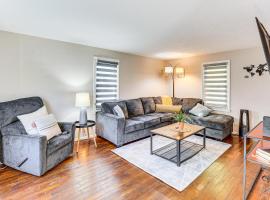 Cozy Home 4 Mi to YSU Campus Penguins Welcome!, hotel in Boardman