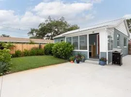 Dog Friendly - 8min to Downtown - FAST Wifi