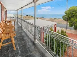 Edgewater Beachfront with Spa and Woodfire Oven