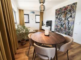 Alpine View Premium, Hotel in Komenda