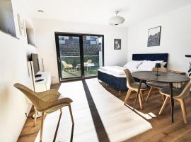 Green Alpine Nest, Hotel in Komenda