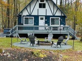 Cozy Chalet in Arrowhead Lake, PA - Hot tub and Fire Pit, hotel v destinaci Arrowhead Lake