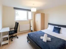 Grand 5BR Home in Market Harborough with Parking