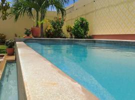 3 BDR Quiet and Secure Home- Views, Private Yard and Pool, hotel v destinaci Granada
